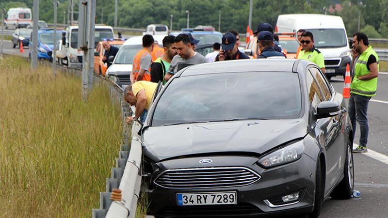 Bolu'da otomobil lastiği patlayan araca çarptı