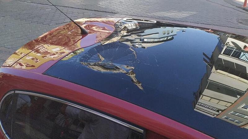 Seyir halindeki otomobilin üzerine 5’inci kattan atılan koltuk düştü
