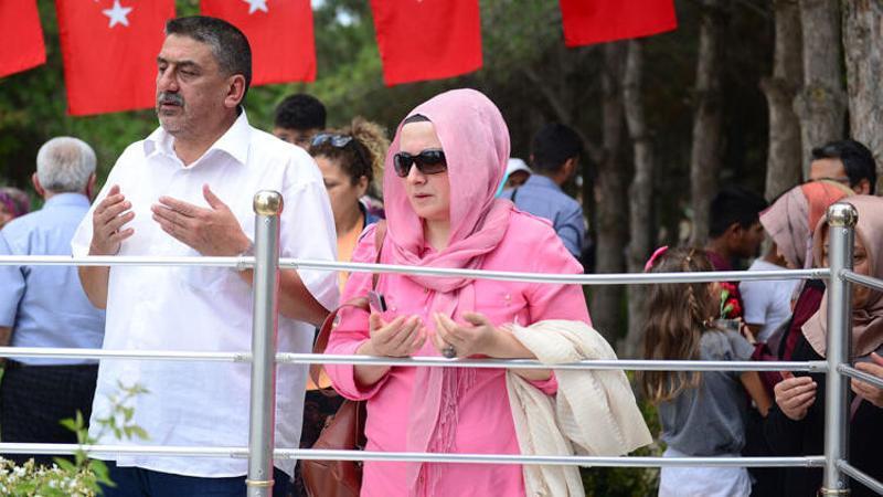 Şehit Halisdemir'in kabrinde ziyaretçi yoğunluğu