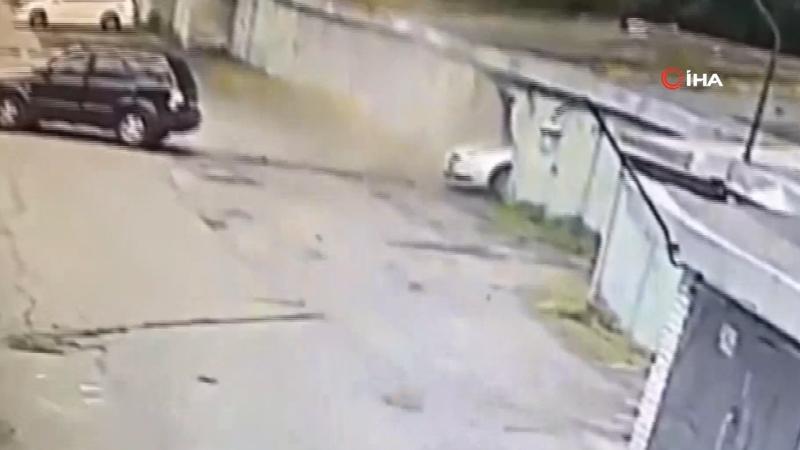 Rus sürücü yanlışlıkla komşusunun garajına daldı