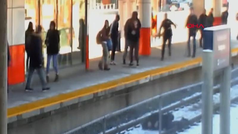 Yaşlı kadını raylara itti