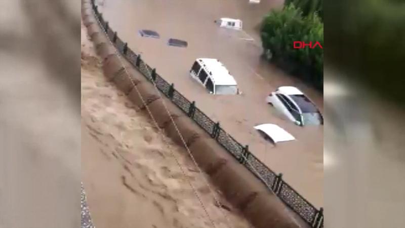 Düzce'de araçlar sel sularında mahsur kaldı
