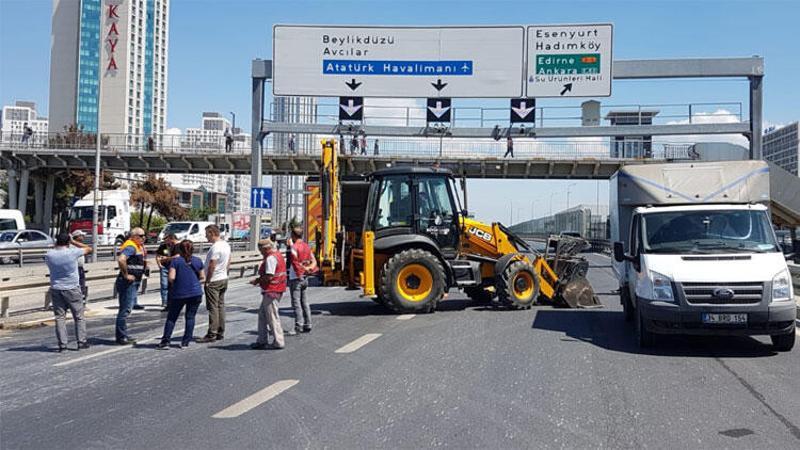 E-5'te basınçlı su boruyu patlattı, su yola sızdı