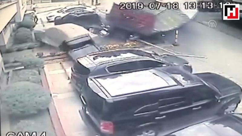 Freni boşalan tır 5 araca çarptı