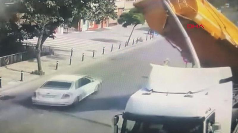 Üsküdar'da taş yüklü kamyonun devrilme anı kamerada