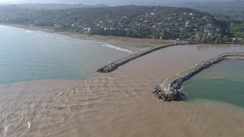 Çamura bulanan Karadeniz havadan görüntülendi