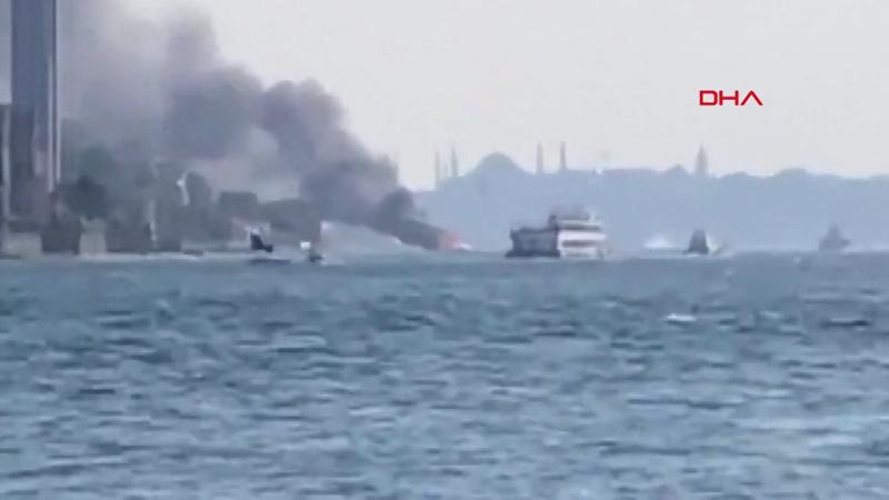 Üsküdar'da tekne yangını