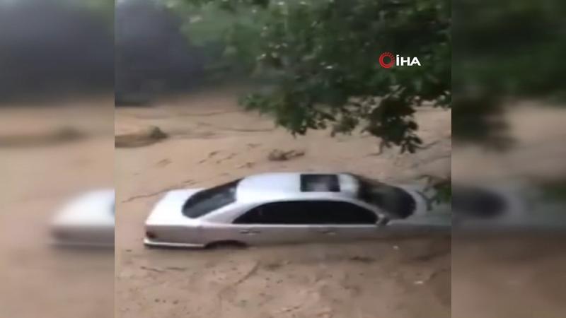 Selde sürüklenen otomobiline böyle seslendi: Ne olur dur