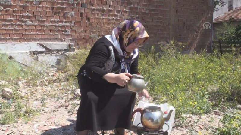 Müteahhidi boş arsada "çay demleyerek" protesto ediyor