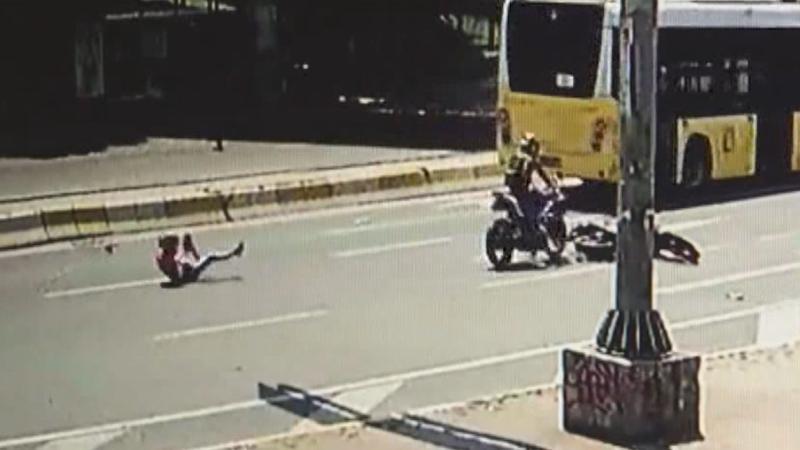 2 otobüsün arasına giren motosikletli metrelerce sürüklendi