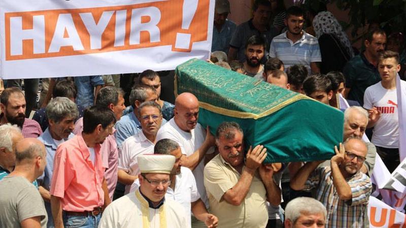 Uyuşturucudan ölen gencin cenazesinde pankartlı tepki