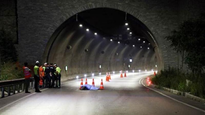 Tünel çıkışında bariyerlere çarpan motosiklet sürücüsü öldü