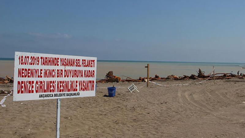 Sel nedeniyle Akçakoca’da denize girmek yasaklandı
