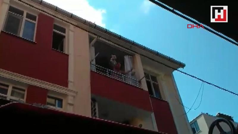 Sinir krizi geçiren kadın eşyaları dışarı attı, evi ateşe verdi