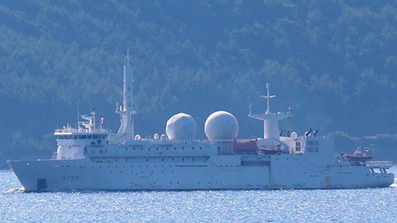 Fransız zırhlı istihbarat gemisi Çanakkale Boğazı'ndan geçti