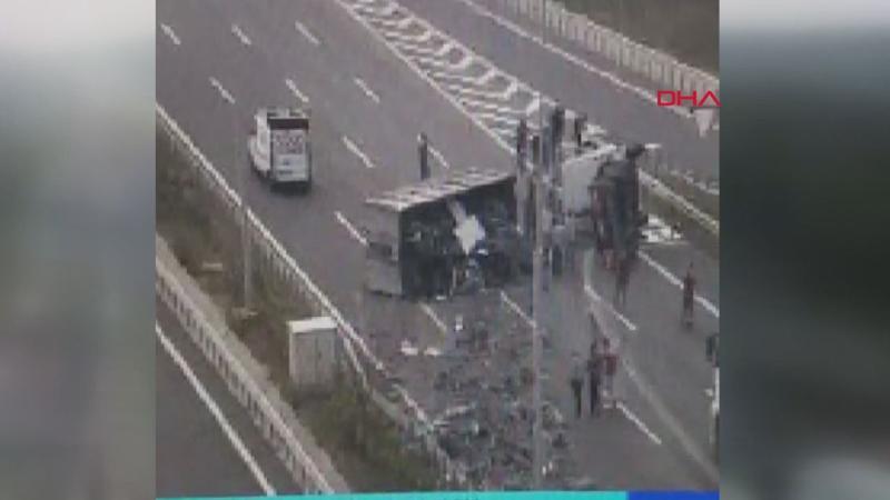 Kuzey Marmara Otoyolu'nda tır devrildi