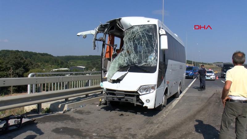 Kemerburgaz yolunda servis midibüsü kaza yaptı