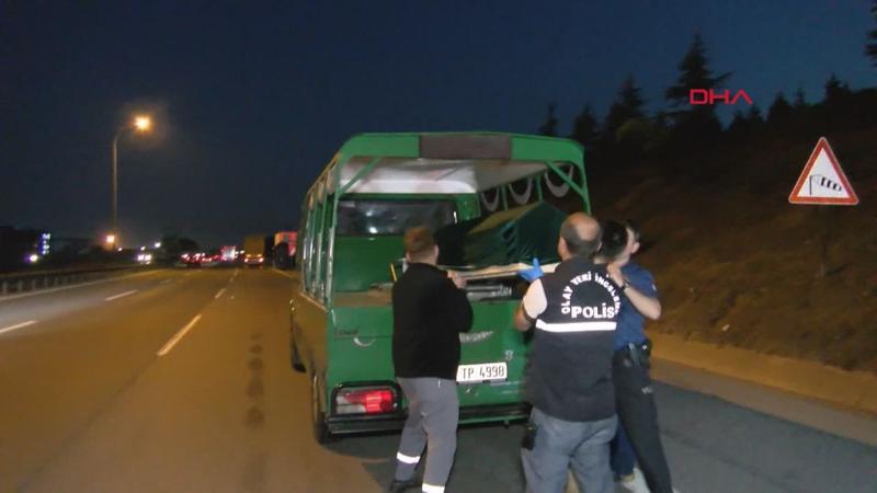 TEM Otoyolu'nda yolun karşına geçmek isterken TIR'ın altında kaldı