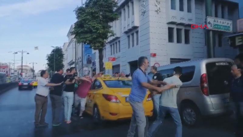 Taksiciyle yolcunun bıçaklı kavgası kamerada