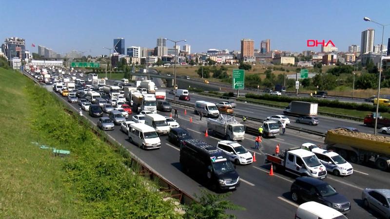 TEM Otoyolu'ndaki zincirleme kaza trafiği kilitledi
