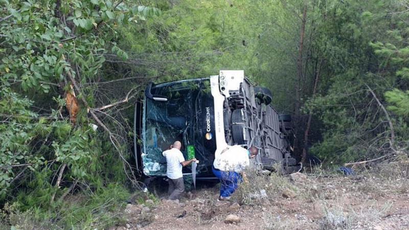Kemer'de tur otobüsü şarampole yuvarlandı