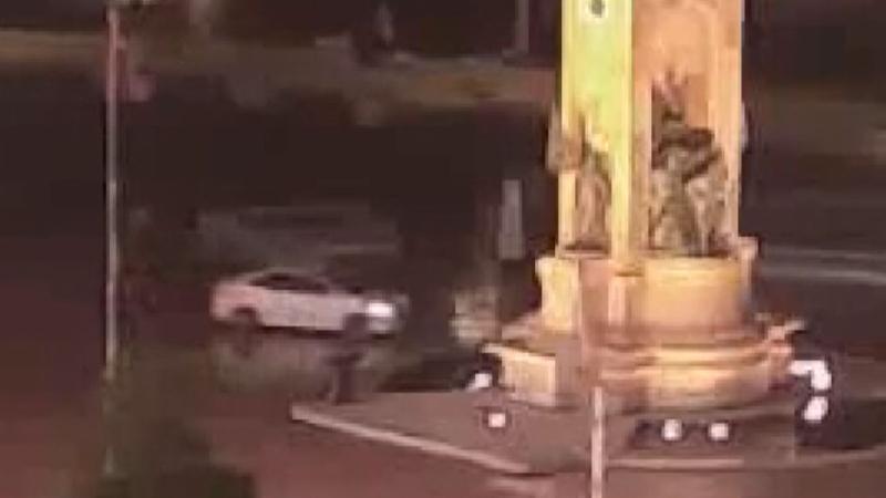 Polisten kaçan araç taksim'deki cumhuriyet anıtı'na çarpıyordu