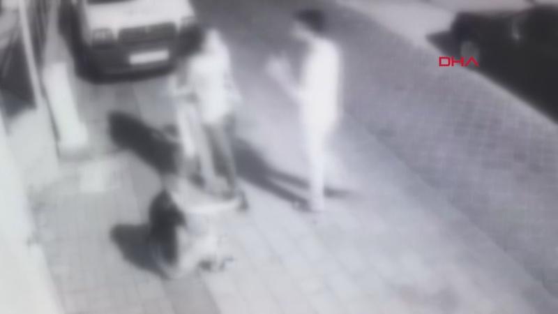 Çıplak ayakla peşinden koşup yakaladığı taciz şüphelisini polise teslim etti