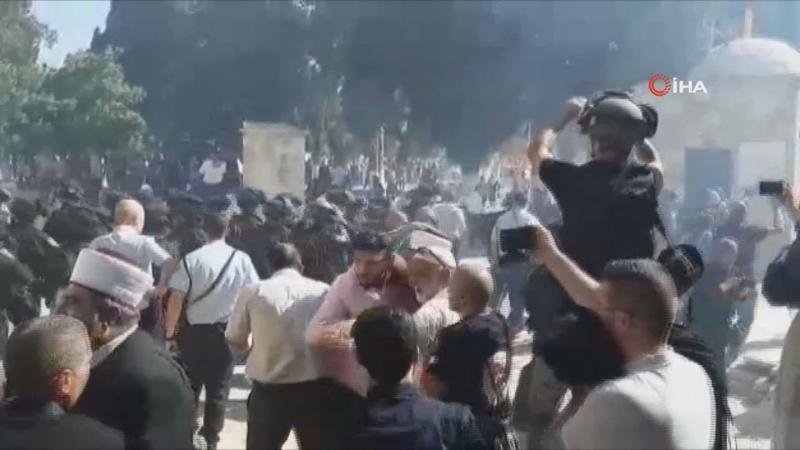 İsrail askerlerinden Mescid-i Aksa'ya saldırı