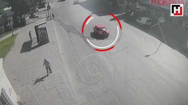 Drift yapmasını engellemeye çalışan yayayı ağır yaraladı
