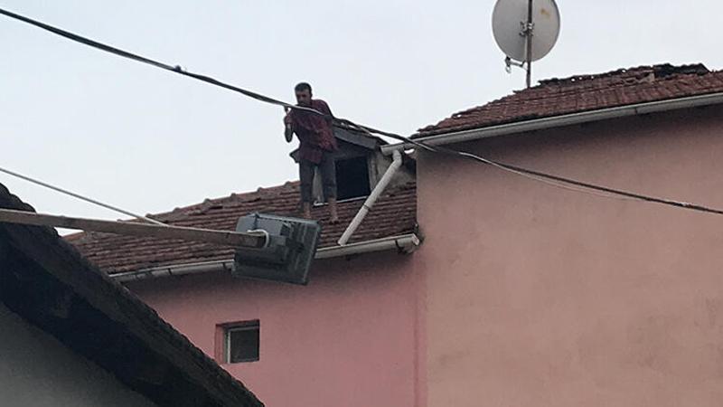 Ailesini göremediği için baltayla çatıya çıkan adam aşağı düştü