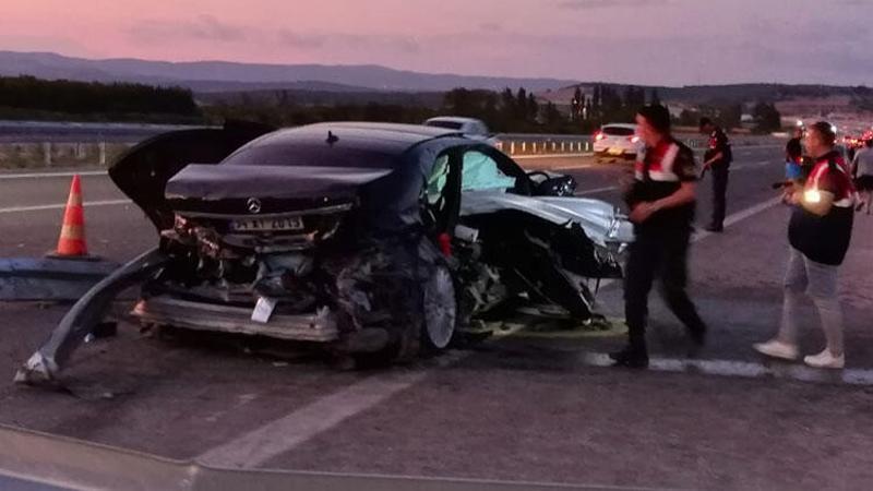 Bariyerlere çarpan otomobildeki 2 kişi hayatını kaybetti
