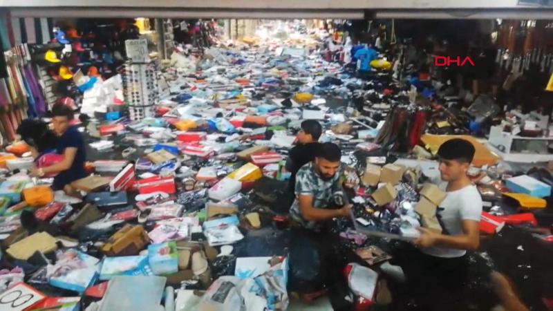 Eminönü alt geçidindeki çarşıyı su bastı
