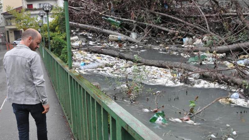 Irmağın suyu siyaha büründü, toplu balık ölümleri başladı