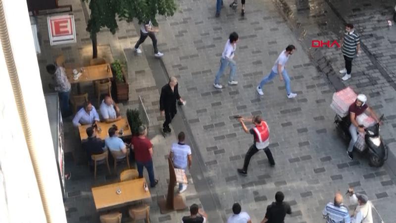 İki grup arasında makas ve bıçakların kullanıldığı kavga kamerada