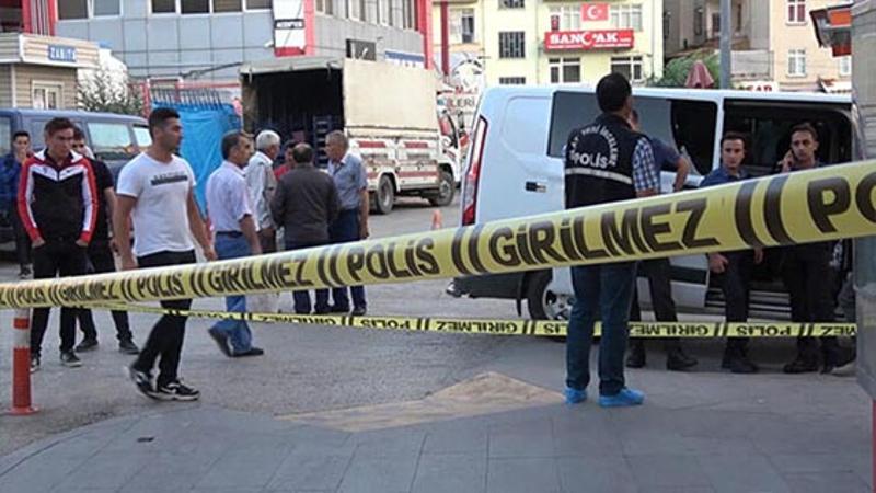 Eski eşini kızının gözü önünde boğazından bıçaklayarak öldürdü