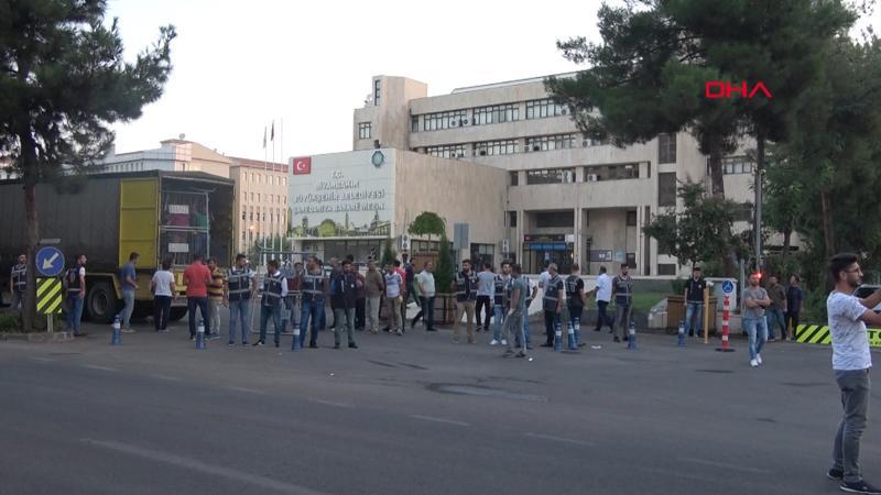 Diyarbakır Büyükşehir Belediyesi polis tarafından çembere alındı