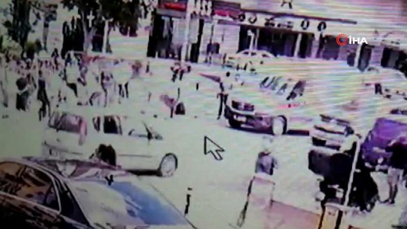 Kadıköy'de lüks araç motosikletliye çarpıp kaldırıma çıktı
