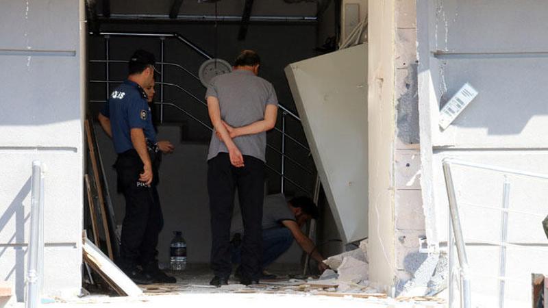Bomba gibi patlayan elektrik trafosu bina duvarlarını yıktı
