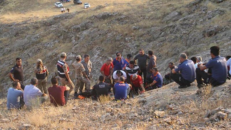 Girdikleri mağarada mahsur kalan TV ekibine ulaşıldı