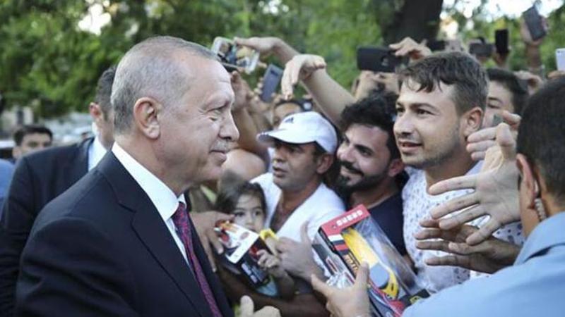 Cumhurbaşkanı Erdoğan, Sultanahmet'te vatandaşlarla selamlaştı