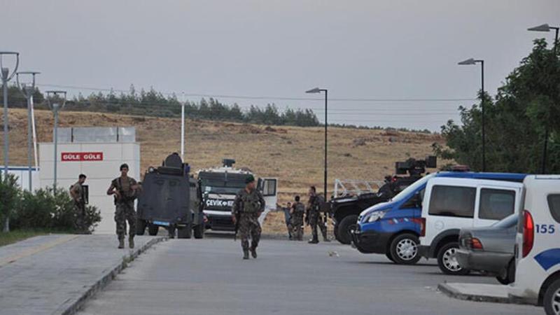 Düğünde kavga çıktı: Araçları ateşe verdiler