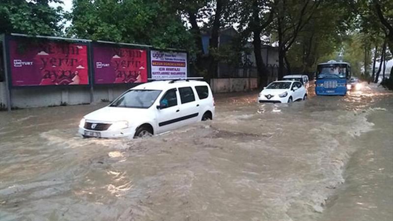 Zonguldak'ta aniden bastıran sağanak yağmurda araçlar yolda kaldı