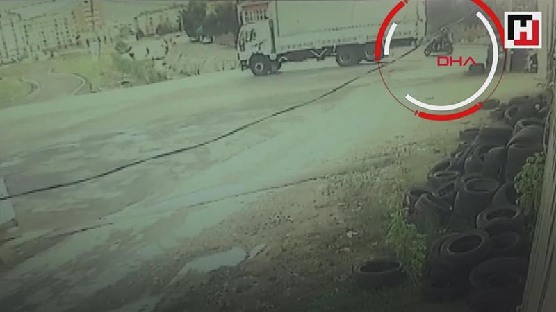 Sultanbeyli'de kamyonun motosikletteki iki kişiyi ezme anı kamerada