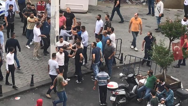 Taksim'de iki grup arasında kavga