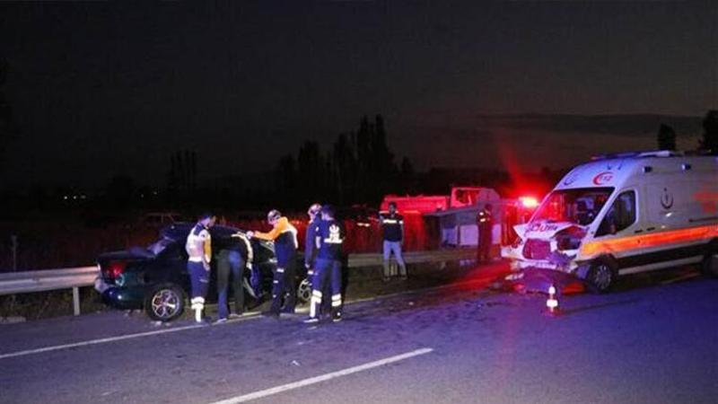 Kütahya'da ambulans ile iki otomobil çarpıştı