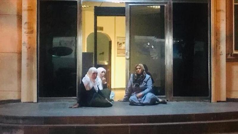 Dağa kaçırıldığını iddia ettiği oğlu için HDP önünde oturma eylemine başladı