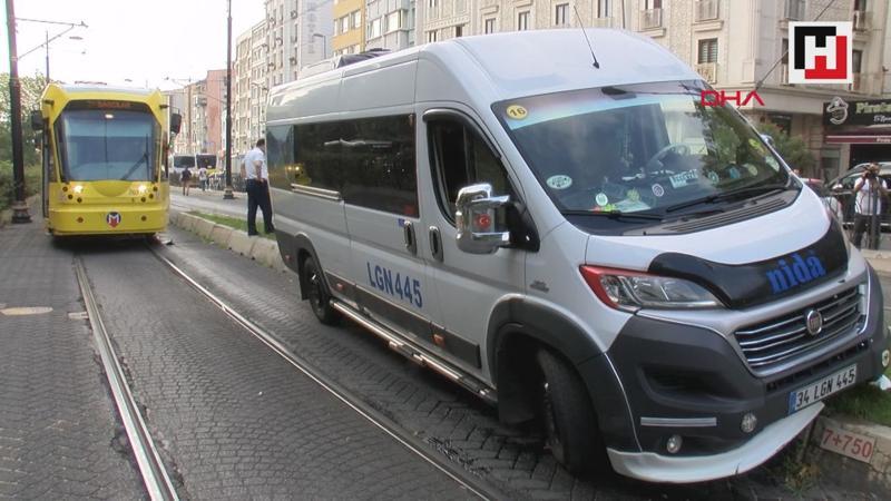 Fındıkzade'de minibüs tramvay durağına girdi, seferler durdu