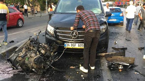 BeÅiktaÅta takla atan otomobilin motoru yola fÄ±rladÄ±
