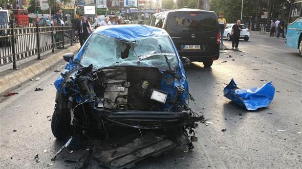 BeÅiktaÅta takla atan otomobilin motoru yola fÄ±rladÄ±