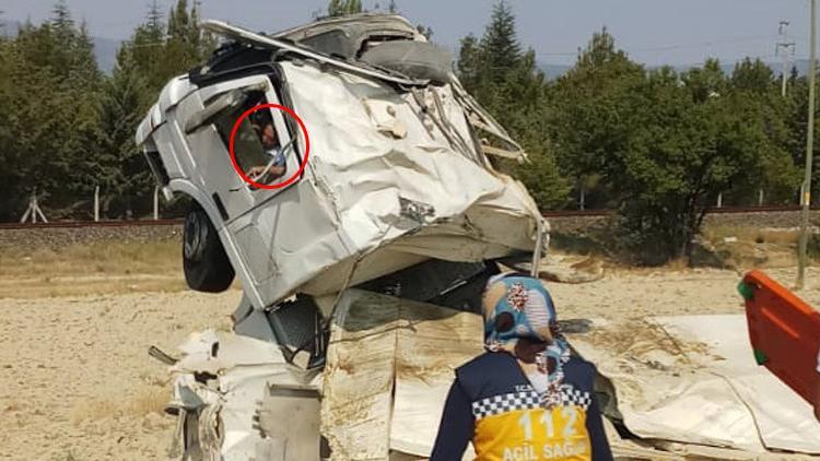 TIR kazasÄ±nda Åok gÃ¶rÃ¼ntÃ¼! SÃ¼rÃ¼cÃ¼ mahsur kaldÄ±...